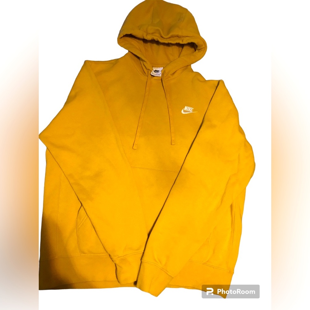 Hi everyone, i’m selling a yellow nike sweater that has been slightly used - Picture 1 of 3